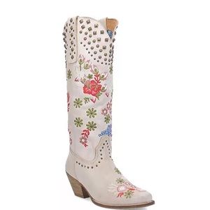 Off White Dingo Poppy Size 8 Boots.